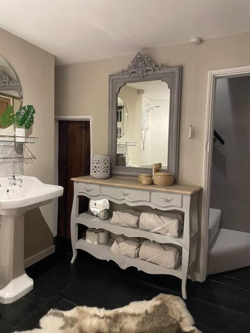 Entire Georgian Luxury Home - 3 Storey- High St Henley-In-Arden -Two Bedrooms-Sleeps 4 Экстерьер фото